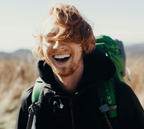 Sourire d'un jeune homme